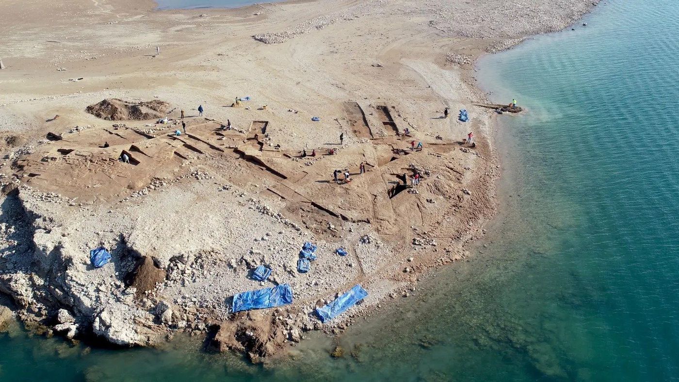 1654103172_5-minScience-3400-year-old-submerged-city-revealed-after-drought-in-Iraq