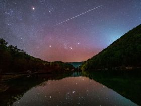 Destaque da NASA: Meteoro atravessa o céu sobre Blue Moon Valley 9 NASA-Spotlight-Meteor-streaks-across-the-sky-over-Blue-Moon