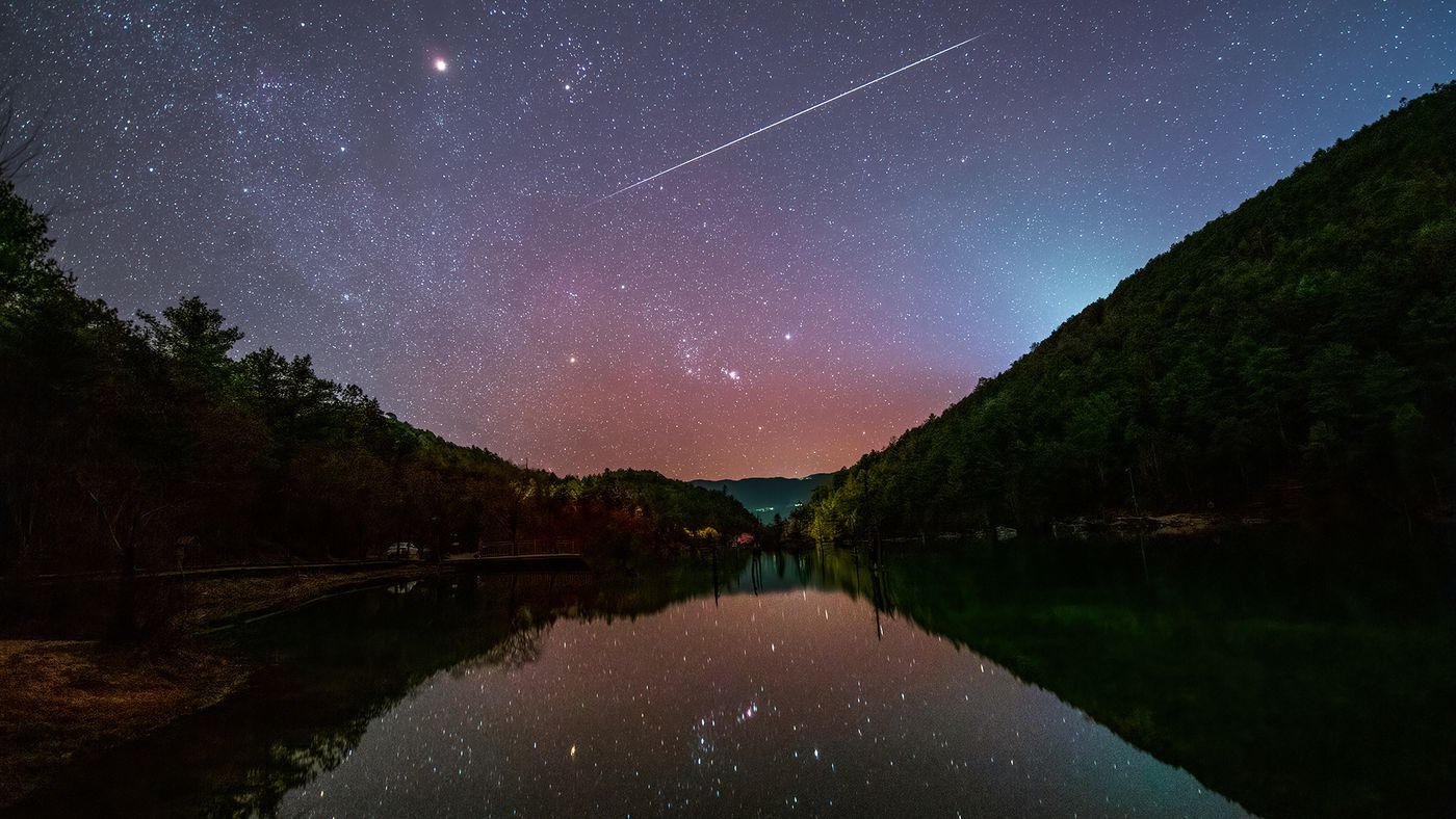NASA-Spotlight-Meteor-rayas-a través-del-cielo-sobre-la-luna-azul