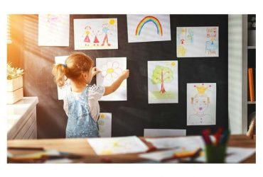 Estágios do desenvolvimento do desenho em crianças 10 Stages-Of-Drawing-Development-In-Children-696x476