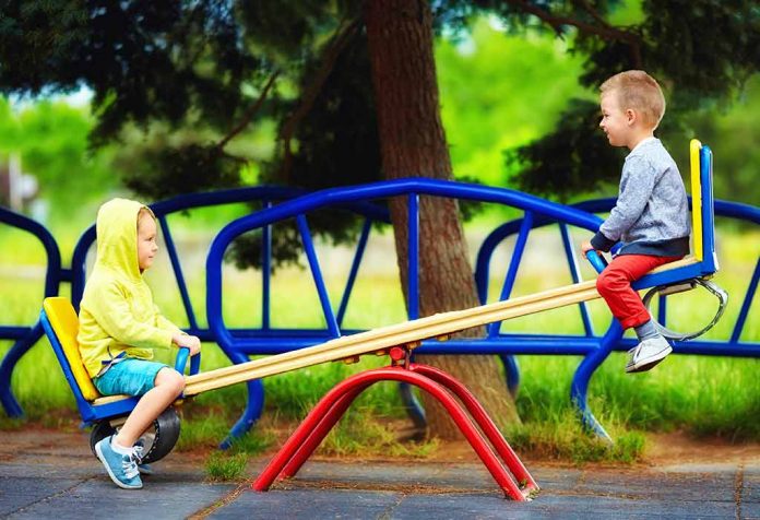 Up-And-Down-Konzept-für-Vorschulkinder-und-Kinder-696x476