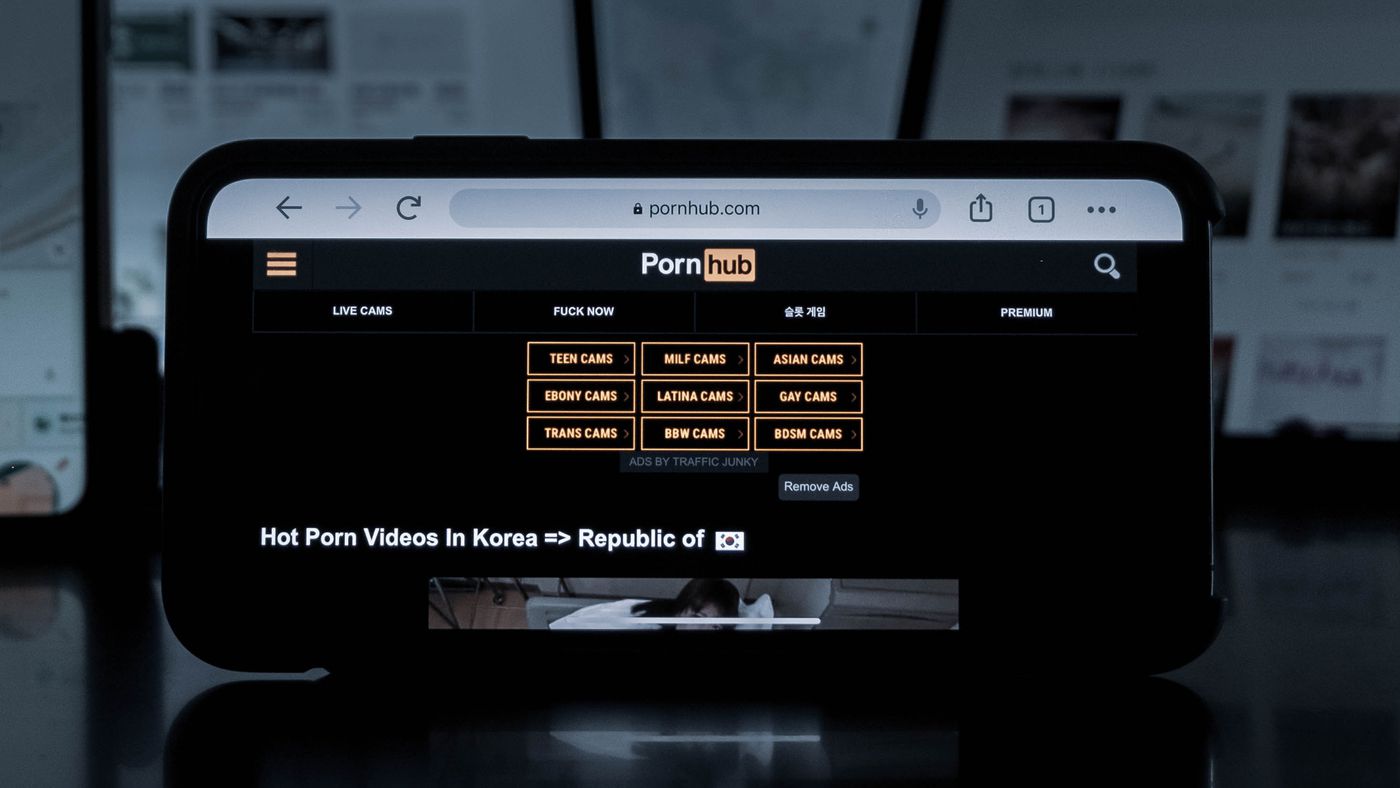 YouTube удаляет канал Pornhub за нарушение правил платформы