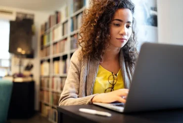 Aproveite essas dicas fiscais para pagar a faculdade 4 Mulher com notebook