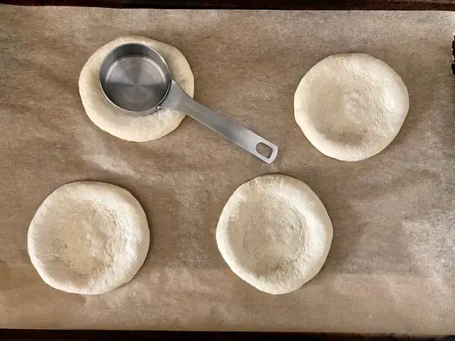 A massa da pizza deve ficar bem maleável 