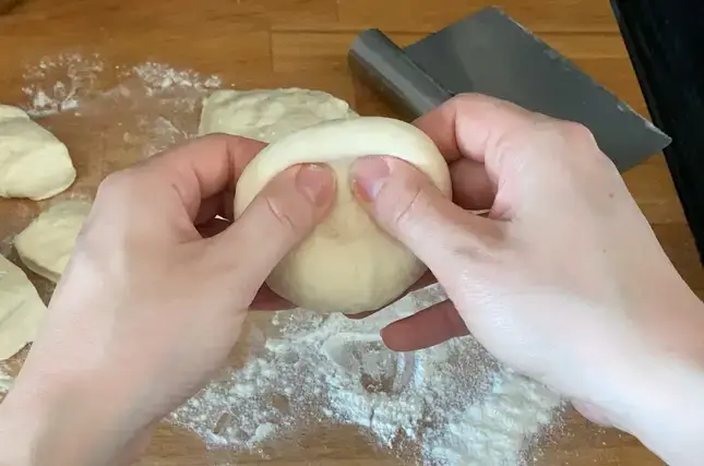 Faça Bialys caseiro com massa de pizza embalada 2 A massa vai fermentar um pouco durante esse tempo