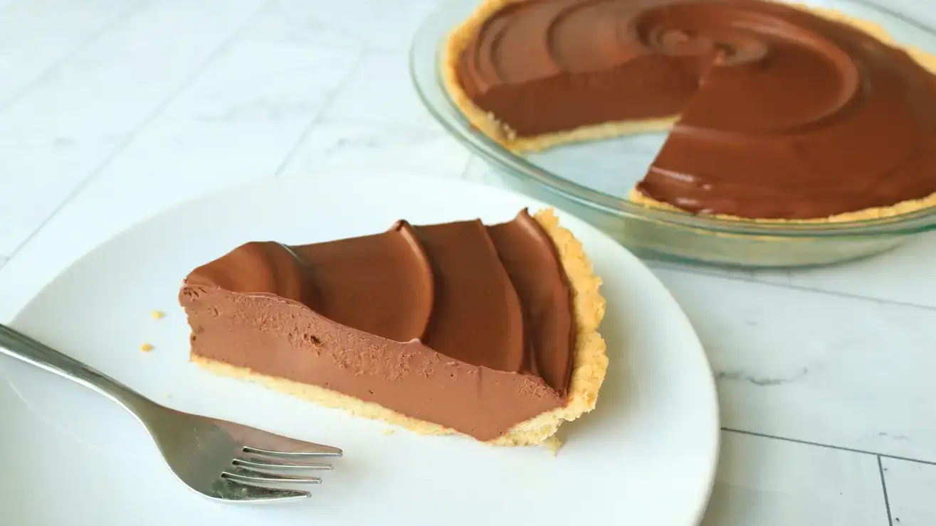 A melhor torta de manteiga de amendoim com chocolate é feita com tofu