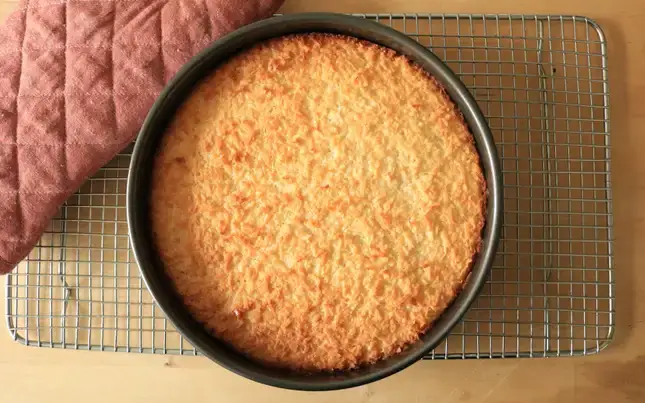 Este bolo de macaroon de coco é mais fácil do que um lote de biscoitos 27 As bordas e o fundo do bolo são perfeitamente