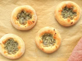 Faça Bialys caseiro com massa de pizza embalada