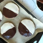 Faça biscoitos preto e branco com mistura de muffin em caixa