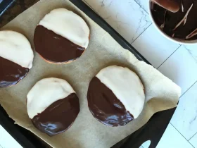 Faça biscoitos preto e branco com mistura de muffin em caixa