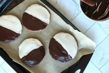 Faça biscoitos preto e branco com mistura de muffin em caixa