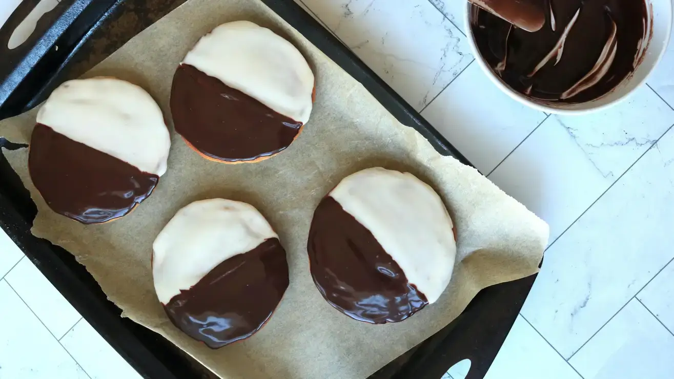 Faça biscoitos preto e branco com mistura de muffin em caixa