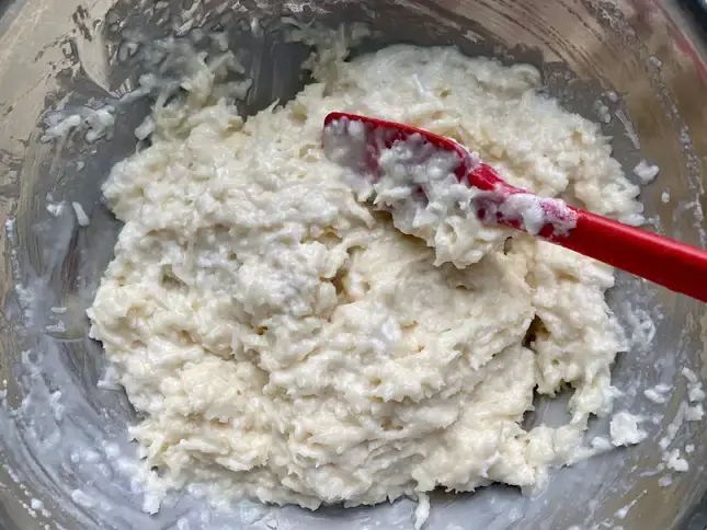 Este bolo de macaroon de coco é mais fácil do que um lote de biscoitos 26 Prepare uma forma de bolo com uma generosa mancha de manteiga