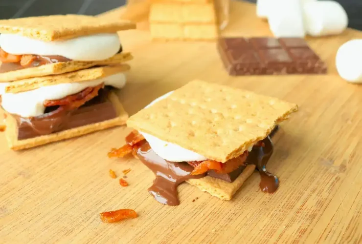 Seus S'mores estão implorando por bacon