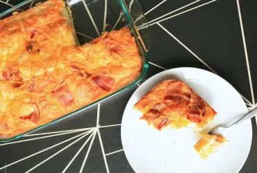 Comece bem o seu dia com uma caçarola de panqueca de bacon, ovo e queijo 1 caçarola