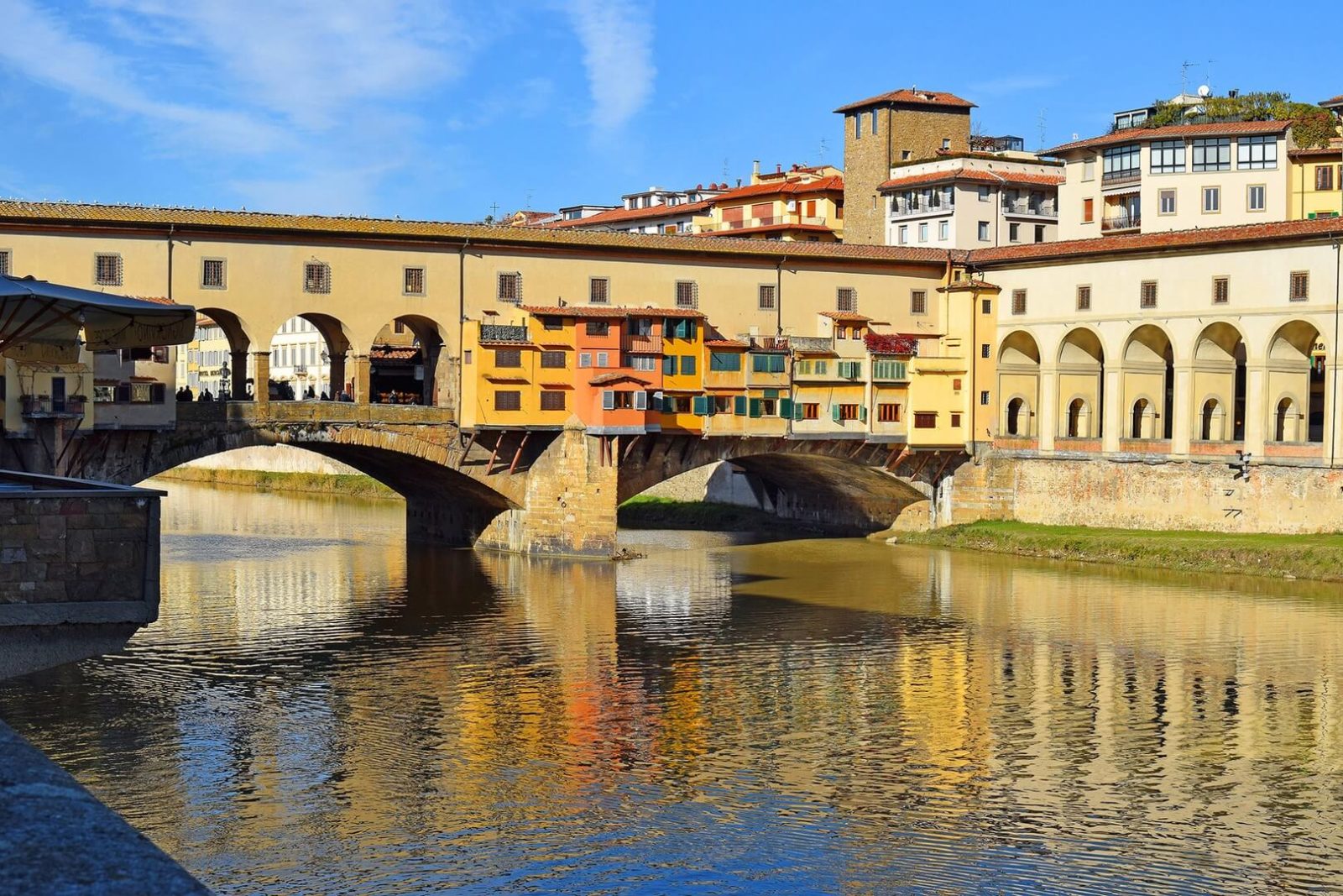 qual cidade italiana não é banhada pelo rio arno