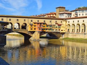 qual cidade italiana não é banhada pelo rio arno