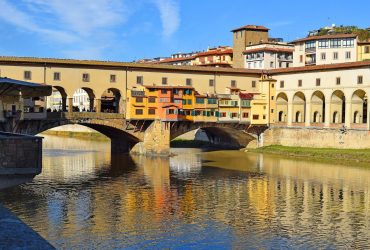 qual cidade italiana não é banhada pelo rio arno