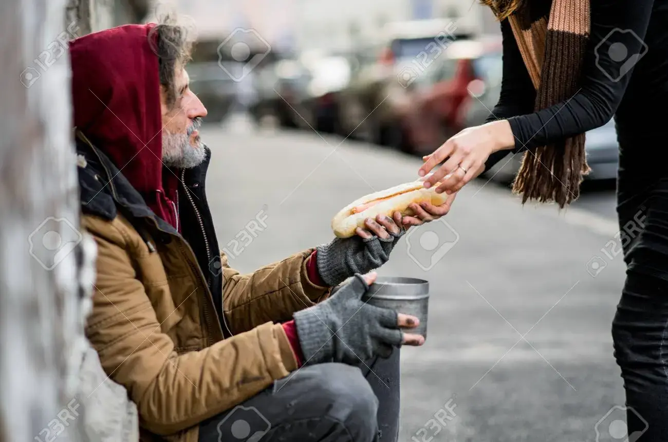 sonhar com mendigo pedindo comida