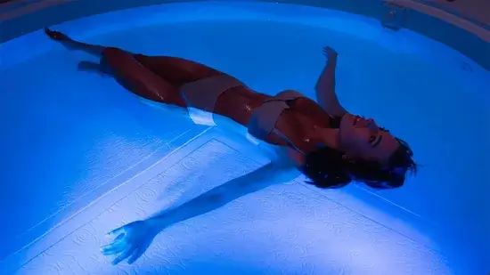 Por que você pode gostar de flutuar em um tanque de privação sensorial