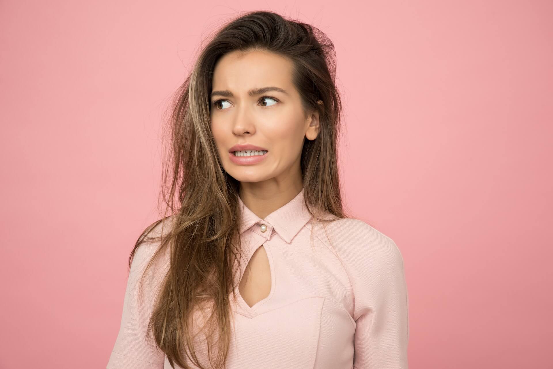 na moda mulher cabelos curtos preto cores rosa. franja longa