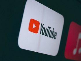 Perguntas frequentes sobre preços do Google Ads Qual é o orçamento de publicidade ideal para o Google Ads? A maior parte da receita do Google depende do sucesso do Google Ads. É por isso que eles têm várias ferramentas de gerenciamento de PPC para ajudá-lo, como a Calculadora de custos de anúncios do Google. Essa ferramenta pode ajudar a decidir sobre os gastos com anúncios do Google e o custo dos anúncios do Google. Ele pode dizer quanto seria seu retorno sobre o investimento em publicidade (ROAS). Tudo o que você precisa saber é o retorno típico que obterá de um novo cliente. Isso ajuda a determinar se o custo de um determinado anúncio do Google é muito caro para o seu orçamento de publicidade ou não. O Google Ads também oferece recursos de controle de orçamento. Isso permite que você ajuste o custo de seus anúncios no Google a cada dia. O Google Ads é gratuito? Infelizmente, os anúncios do Google não são gratuitos. O custo médio por clique no Google Ads está entre $ 1 e $ 2 na Rede de Pesquisa do Google. O custo médio por link na Rede de Display do Google é inferior a US$ 1. Como o Google Ads determina seu custo por clique? O Google determina seu custo por clique usando a classificação do anúncio do anúncio. A classificação do anúncio é seu lance máximo para uma palavra-chave específica multiplicado pelo Índice de qualidade de seu anúncio. E quanto à otimização de mecanismo de pesquisa? Muitas empresas combinam uma estratégia de publicidade digital com uma estratégia de otimização de mecanismo de pesquisa ( SEO) para ajudá-las a obter leads orgânicos e pagos para seus negócios. Para aprender tudo sobre SEO, é melhor conferir este Guia para iniciantes sobre otimização de mecanismos de pesquisa . É essencialmente produzir conteúdo em seu site que aparecerá logo abaixo dos anúncios pagos quando alguém pesquisar no Google. Tudo começa com a compreensão do que seus clientes estão procurando e, em seguida, criando conteúdo que os ajude a encontrar você. Por exemplo, se você é um encanador, pode descobrir que seus clientes estão procurando muito por uma torneira de cozinha com vazamento. Você pode criar alguns guias e até um vídeo do YouTube sobre como resolver esse problema. Se você se aprofundar o suficiente com exemplos passo a passo, o Google o recompensará com o tempo. SEO é um esforço consistente e de longo prazo, então planeje criar muito conteúdo por um longo período de tempo antes de começar a ver alguns resultados. Os anúncios do Google também podem fornecer informações excelentes sobre qual conteúdo você deve criar para seus clientes. Você pode descobrir quais palavras-chave estão convertendo e, em seguida, criar postagens de blog e páginas de conteúdo em seu site sobre essas palavras-chave. Por exemplo, se você é um encanador e sabe que as pessoas pesquisam "Melhores encanadores de Los Angeles", você pode criar uma série de postagens de blog sobre isso. Tais como "10 melhores encanadores em Los Angeles", "Como encontrar o melhor encanador em Los Angeles", etc. Se você criar uma postagem longa e cuidadosa sobre sua palavra-chave, ela terá uma chance maior de classificação orgânica e você não precisará mais pagar pelo anúncio do Google. Quais são os outros preços de publicidade? Existem muitos outros canais onde você pode gastar dinheiro com anúncios. Então, quais são os outros preços de publicidade? Pode variar muito de acordo com o setor, a região e o canal em que você está anunciando. Algumas áreas de negócios são mais competitivas do que outras. O melhor conselho que temos para dar enquanto você pesquisa preços de publicidade é fazer muitos testes. Aqui estão algumas coisas que você deve fazer. Pesquisa: se você já é um negócio, verifique seus leads atuais e veja de onde eles vieram. Uma rápida pesquisa ou revisão da análise do seu site pode ser útil. A partir daí você pode saber de onde eles vieram e quais tiveram o maior retorno sobre o investimento. Como uma pequena empresa, você geralmente pode ganhar muito dinheiro anunciando em apenas alguns lugares que criam um grande impacto em vez de espalhar seu dinheiro muito pouco. Teste: Então, seu sobrinho continua dizendo que você precisa estar no TikTok. Você deveria estar no TikTok? Quais são os preços e investimentos de publicidade do TikToks? A resposta é certa porque não, experimente. Apenas lembre-se de que você precisa se comprometer com 1 a 2 trimestres de teste de um novo canal antes de abandoná-lo, e isso também consumirá recursos de outro marketing que você está fazendo. Analise: hoje em dia, você deve ser capaz de rastrear o valor de cada dólar gasto em marketing. Certifique-se de olhar para as tendências e estar sempre tentando entender onde seu cliente é melhor. Pode ajudar adicionar uma agência de marketing para rastrear seus resultados para você.