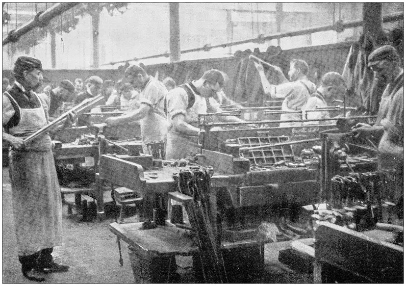Homens montam rifles em uma fábrica durante a Revolução Industrial.