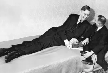 Com 8 pés e 11 polegadas, Robert Wadlow era o homem mais alto do mundo 7 Robert Wadlow era o homem mais alto do mundo