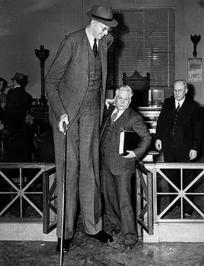 Com 8 pés e 11 polegadas, Robert Wadlow era o homem mais alto do mundo 27 Robert Wadlow está em um tribunal ao lado de seu advogado