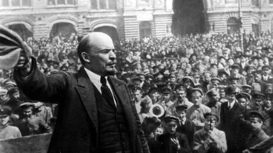 Vladimir Lenin levou a Rússia do governo Romanov à URSS