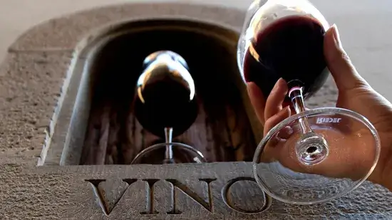 Janelas de vinho toscanas: vestígios encantadores do antigo distanciamento social 1 Janelas de vinho toscanas