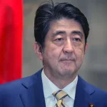 Shinzo Abe O ex-primeiro-ministro japonês Shinzo Abe morreu em 8 de julho após ser baleado enquanto fazia um discurso em Nara, no Japão. Abe foi levado às pressas para o hospital, mas morreu devido à perda de sangue, disseram os médicos aos repórteres.