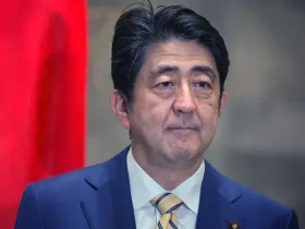 O legado duradouro de Shinzo Abe durará no Japão por gerações 10 Shinzo Abe O ex-primeiro-ministro japonês Shinzo Abe morreu em 8 de julho após ser baleado enquanto fazia um discurso em Nara, no Japão. Abe foi levado às pressas para o hospital, mas morreu devido à perda de sangue, disseram os médicos aos repórteres.