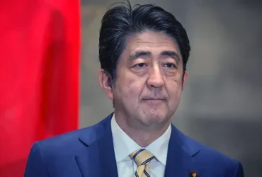 O legado duradouro de Shinzo Abe durará no Japão por gerações 1 Shinzo Abe O ex-primeiro-ministro japonês Shinzo Abe morreu em 8 de julho após ser baleado enquanto fazia um discurso em Nara, no Japão. Abe foi levado às pressas para o hospital, mas morreu devido à perda de sangue, disseram os médicos aos repórteres.