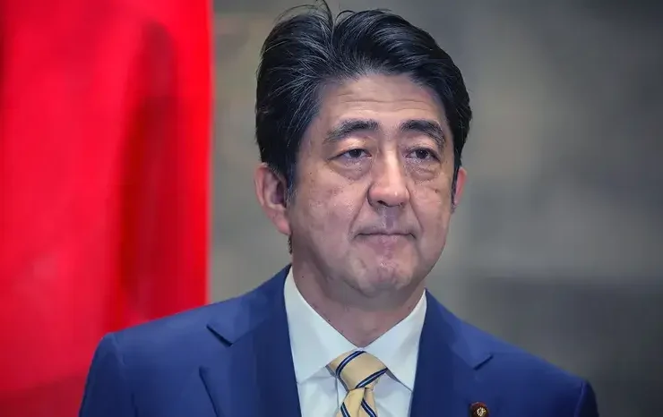 Shinzo Abe O ex-primeiro-ministro japonês Shinzo Abe morreu em 8 de julho após ser baleado enquanto fazia um discurso em Nara, no Japão. Abe foi levado às pressas para o hospital, mas morreu devido à perda de sangue, disseram os médicos aos repórteres.