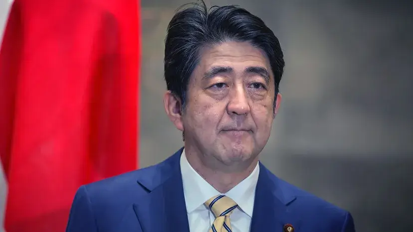 Shinzo Abe O ex-primeiro-ministro japonês Shinzo Abe morreu em 8 de julho após ser baleado enquanto fazia um discurso em Nara, no Japão. Abe foi levado às pressas para o hospital, mas morreu devido à perda de sangue, disseram os médicos aos repórteres.