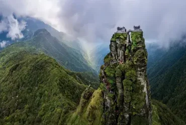 São necessários 9.000 passos para chegar ao templo de Fanjingshan, na China 7 templo de Fanjingshan