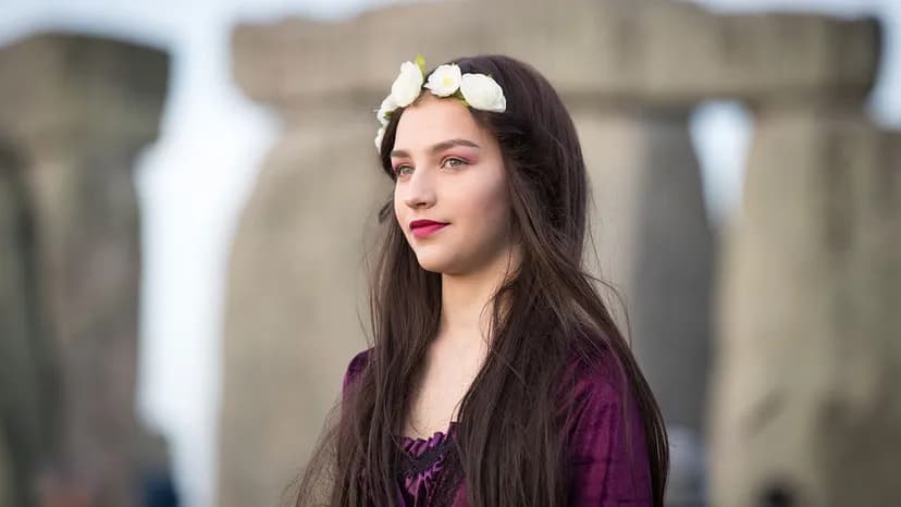 menina posa para uma fotografia enquanto druidas,