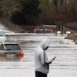 Carros ficam submersos