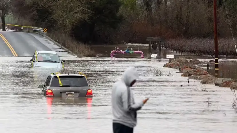 Carros ficam submersos