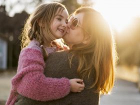Quais os nomes femininos que estão em alta? 6 mae beijando jovem tiro medio banner huge
