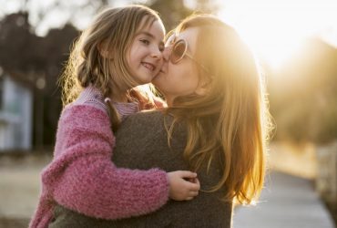 Quais os nomes femininos que estão em alta? 5 mae beijando jovem tiro medio banner huge