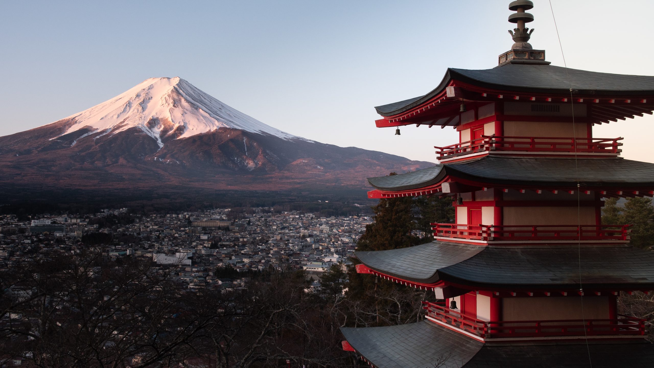7 países para conhecer numa viagem pela Ásia 28 red chureito pagoda japan with mount fuji 1 scaled