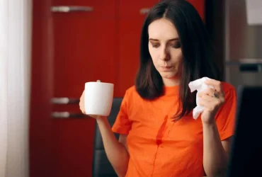 A maneira mais rápida de tirar uma mancha de café da sua camisa antes de passar vergonha 9 café