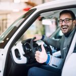 cliente feliz e satisfeito acaba de comprar um carro novo em uma concessionaria 342744 720