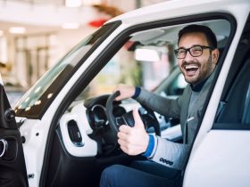 cliente feliz e satisfeito acaba de comprar um carro novo em uma concessionaria 342744 720