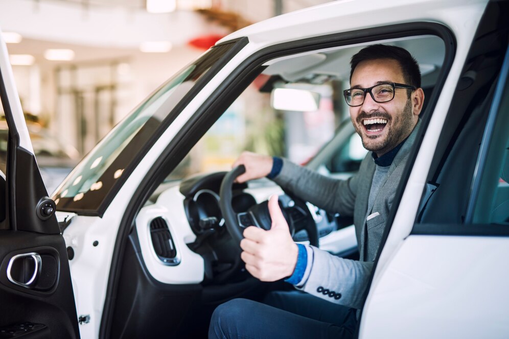 cliente feliz e satisfeito acaba de comprar um carro novo em uma concessionaria 342744 720