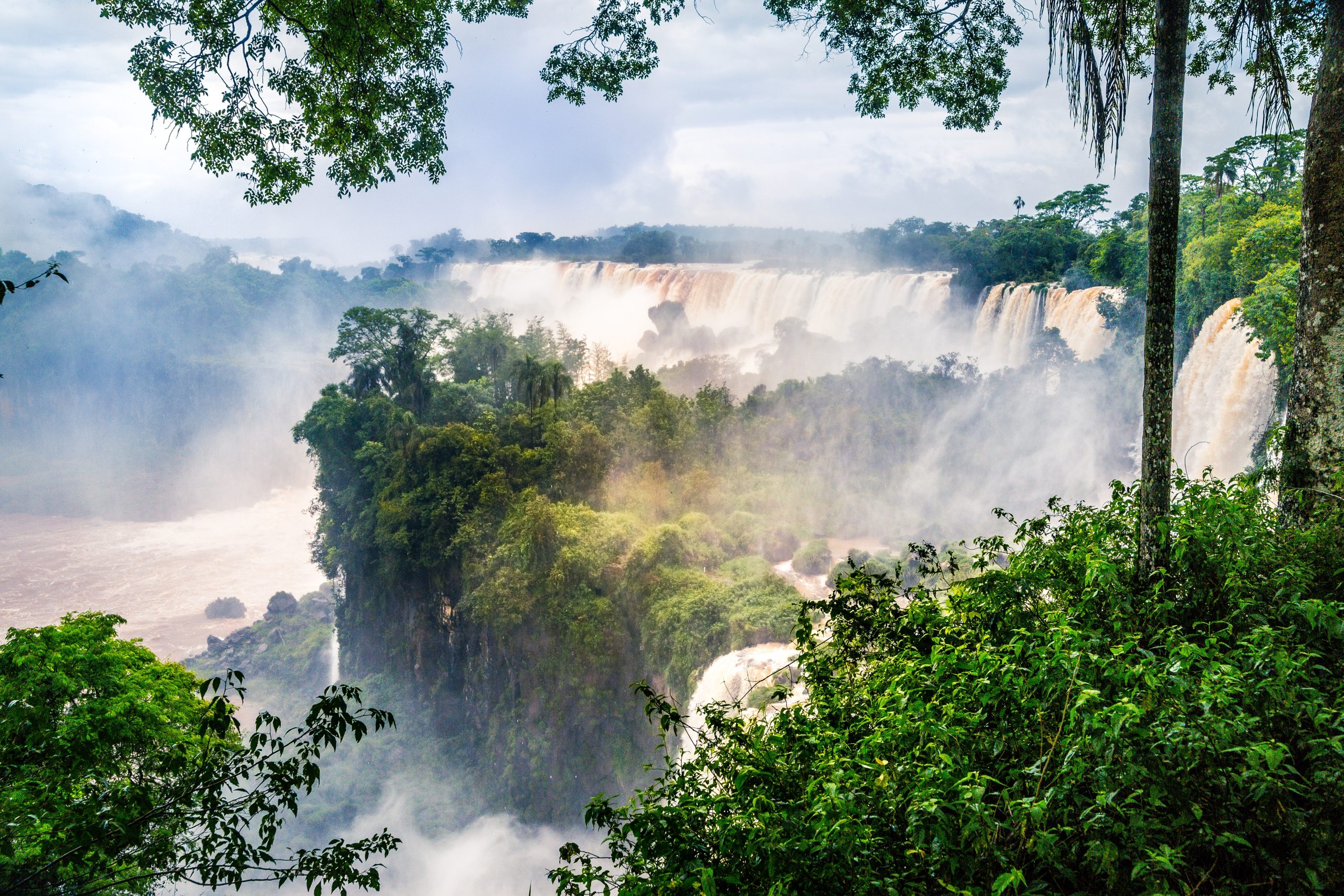 7 principais atrações de Foz do Iguaçu 26 waterfall iguazu national park surrounded by forests covered fog cloudy sky 2 scaled