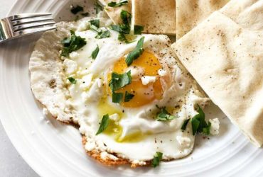 Frite seus ovos em uma pilha de queijo feta esfarelado 4 ovos