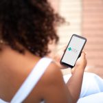 Imagem destacada do artigo sobre as novidades da atualização do WhatsApp, abordando melhorias em recursos diários, privacidade e funcionalidades modernas para 2024.